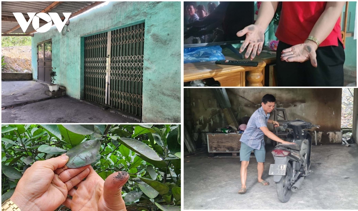 Dù đã đóng kín cửa nhưng bụi than len lỏi bám khắp căn nhà của người dân