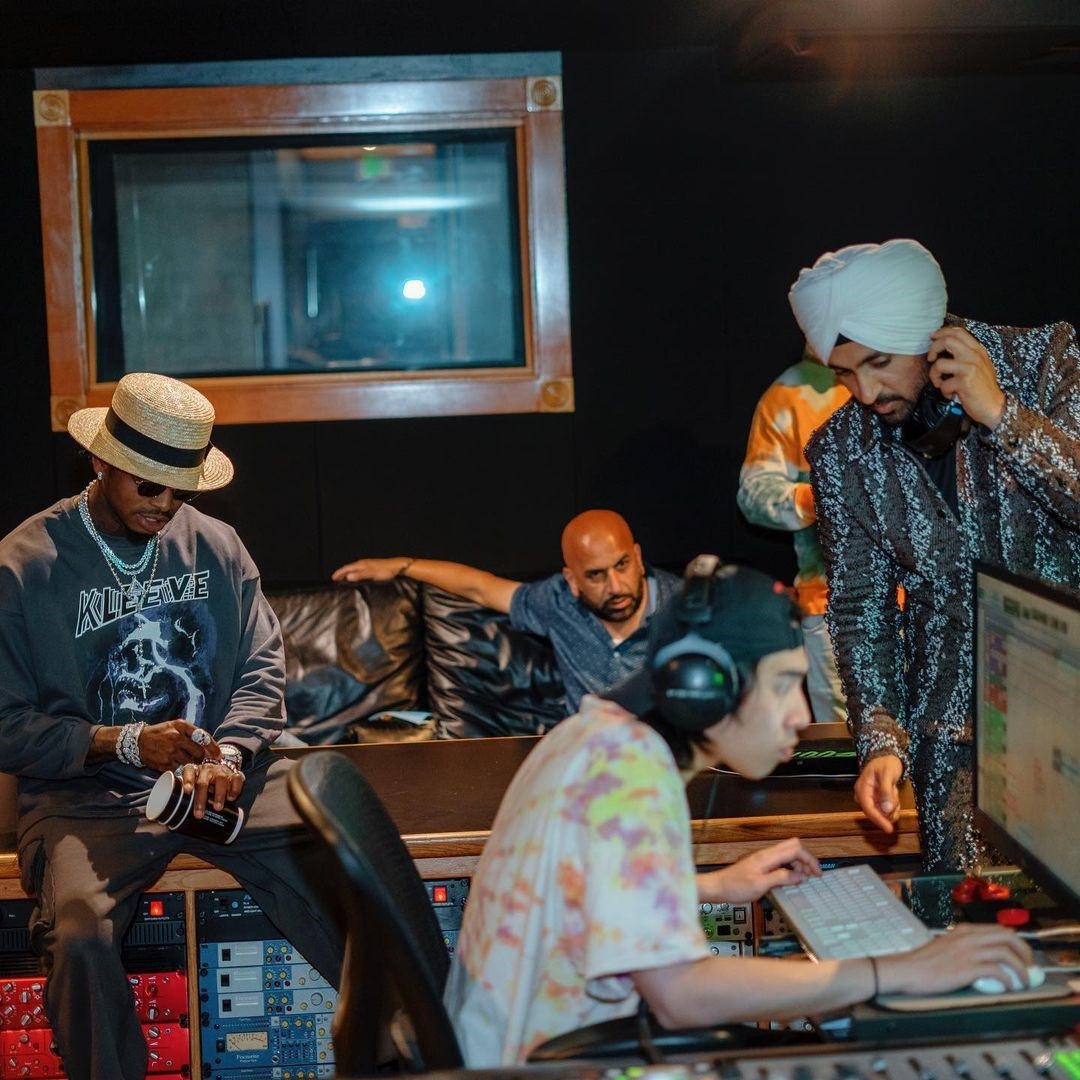 Chris làm việc nghệ sĩ Diamond Platnumz (trái) người có nhiều bản hit nhất ở Tanzania, có gần 18 triệu người theo dõi trên Instagram, và đã thắng nhiều giải thưởng, quốc tế. và Diljit Dosanjh (phải) đến từ Ấn Độ. Ảnh: Chris CC