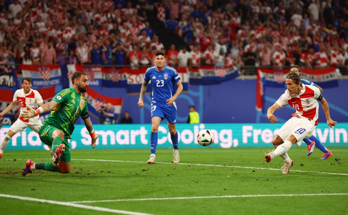 Modric ghi bàn sau khi đá hỏng phạt đền. (Ảnh: Reuters)