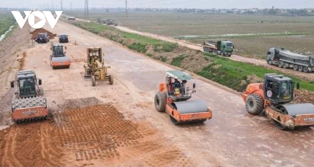 Thi công cao tốc Diễn Châu - Bãi Vọt.