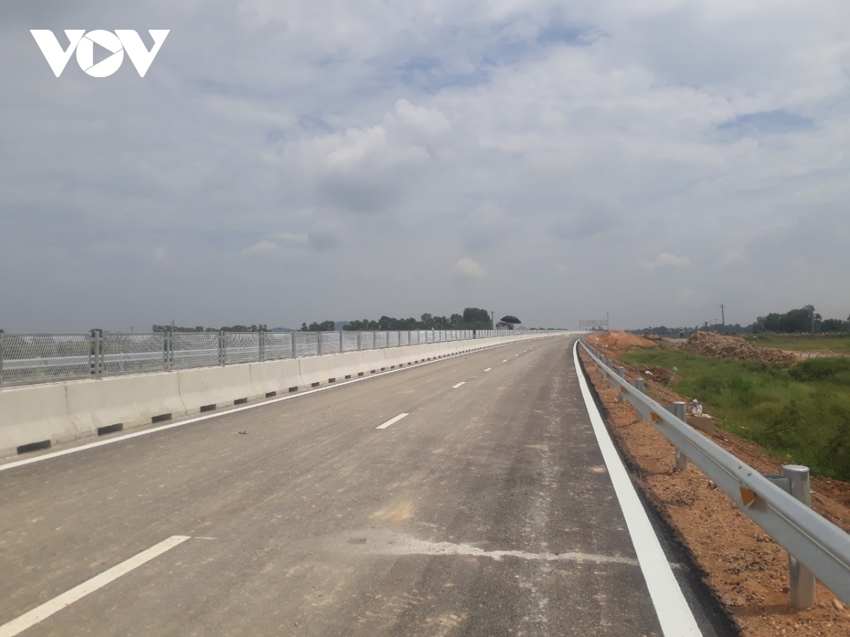 Cao tốc đoạn Diễn Châu - Bãi Vọt đã sẵn sàng thông xe toàn tuyến gần 50km vào ngày mai (30/6).