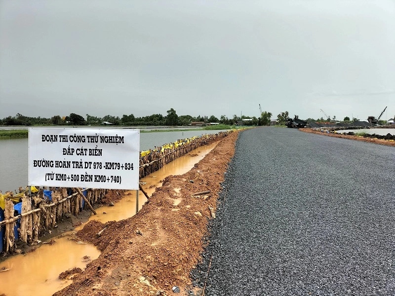 Đoạn thi công thử nghiệm đắp cát biển nền đường hoàn trả ĐT 978.