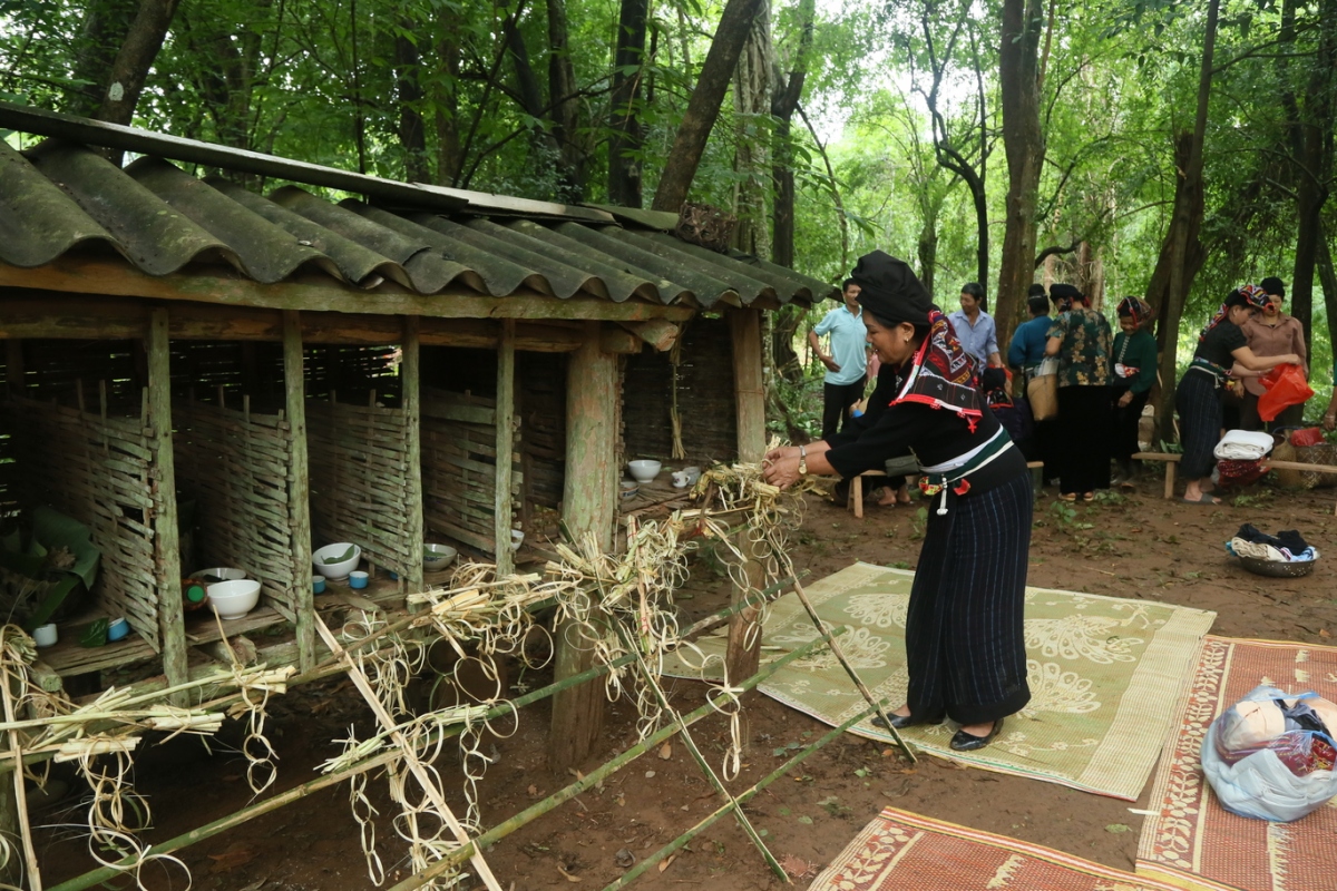 Cùng nhau hạ lễ, mang rượu thơm ngọt ra đãi khách và tổ chức ăn mừng ngay tại khu rừng thiêng của bản.