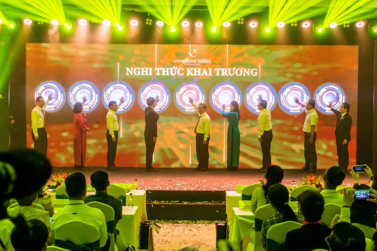 Đại biểu thực hiện nghi thức khai trương khách sạn Charmant Suites Cần Thơ