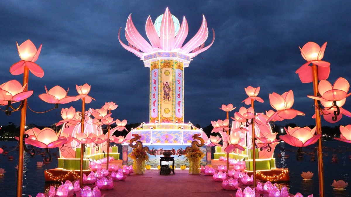 Đài sen trong Lễ hội Hoa Đăng