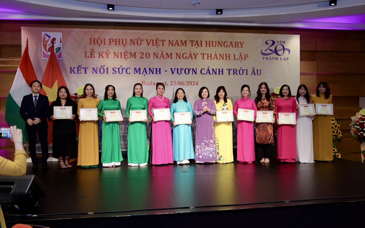 Đại sứ Nguyễn Thị Bích Thảo trao giấy khen cho các cá nhân có nhiều đóng góp trong cộng đồng.