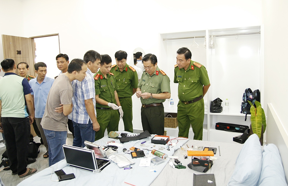 Đại tá Lâm Phước Nguyên, Giám đốc Công an tỉnh (thứ 2 từ phải qua) trực tiếp đến hiện trường chỉ đạo công tác khám xét và điều tra vụ án