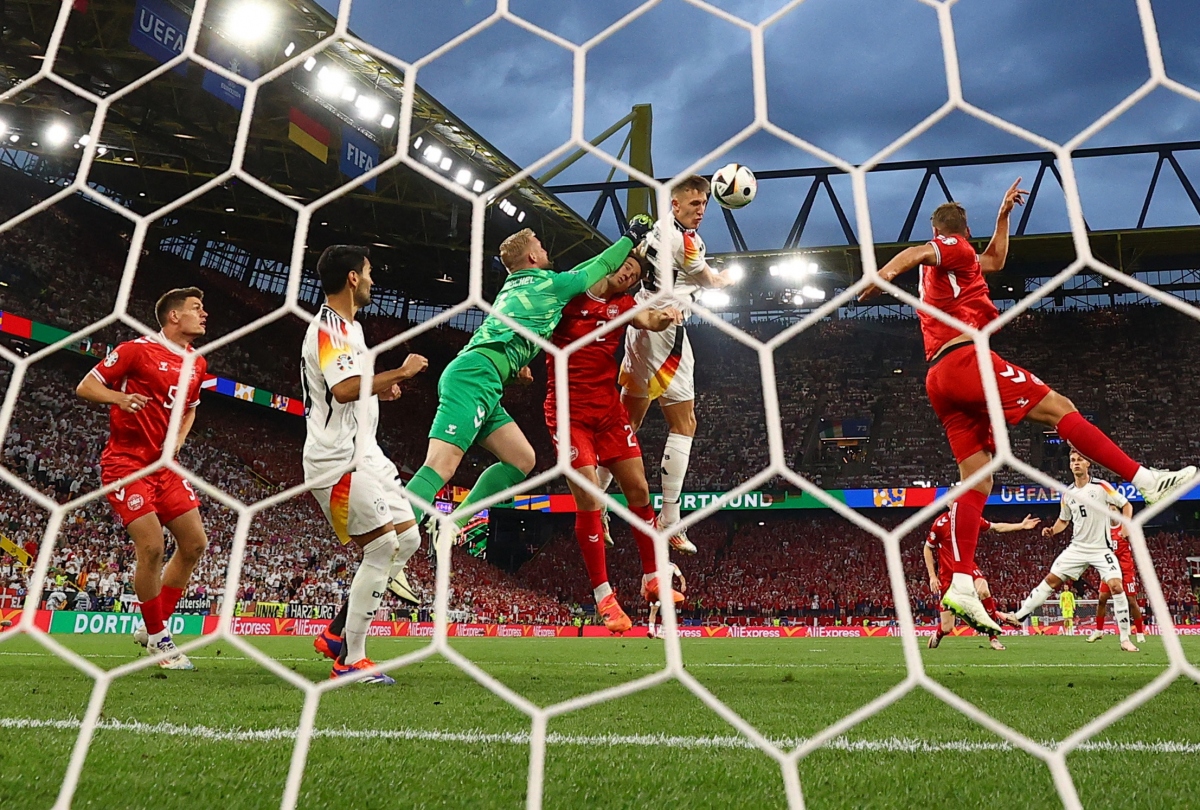 Đức không được công nhận bàn thắng của Nico Schlotterbeck ở phút thứ 4 vì trước đó Joshua Kimmich đã phạm lỗi với Skov Olsen.