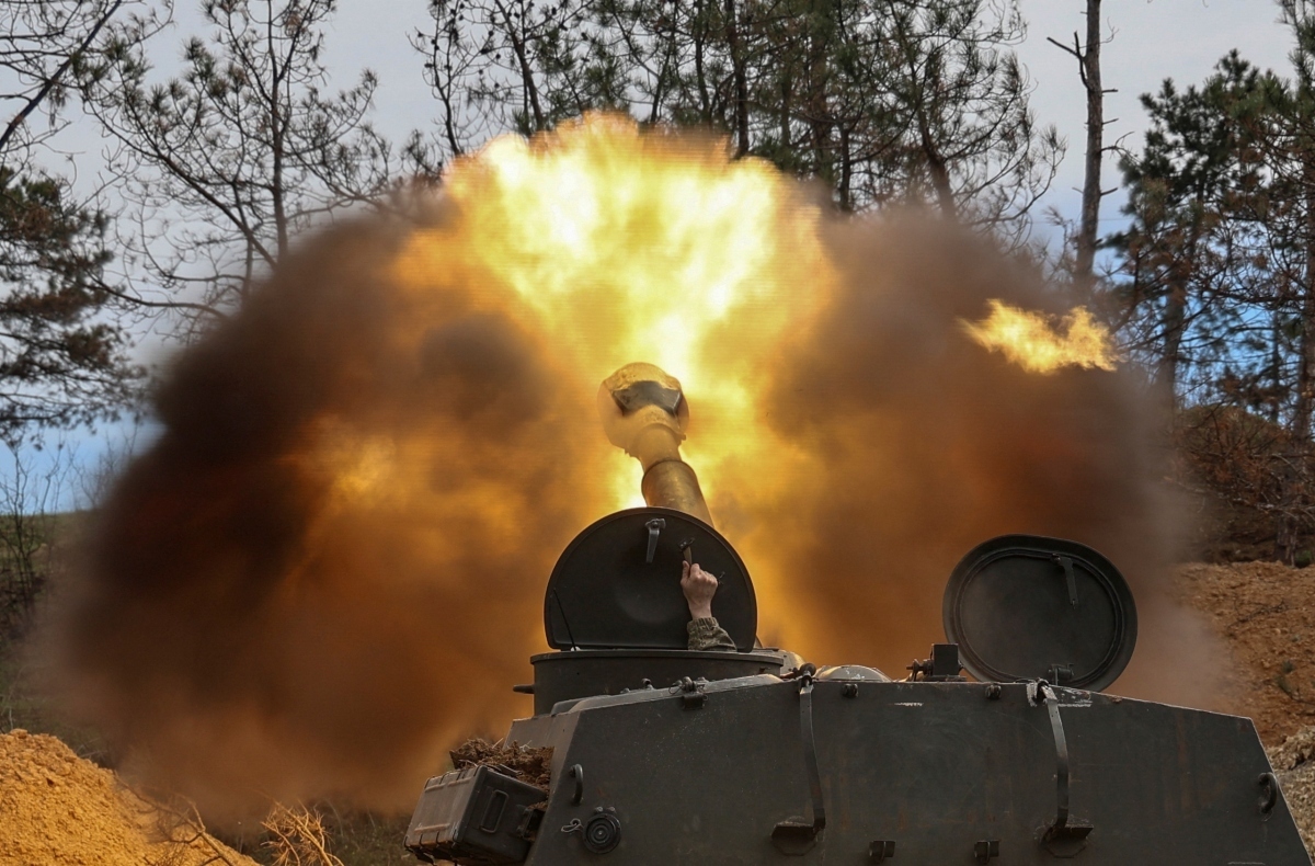 Quân đội Ukraine khai hỏa lựu pháo tự hành về phía quân đội Nga ở phía Nam. Ảnh: Reuters