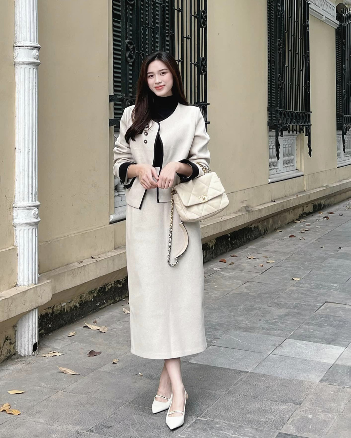 Khi đi dạo phố, nàng hậu 23 tuổi tạo ấn tượng với bộ trang phục đơn giản nhưng hết sức trang trọng khi phối hai màu đen - be. Set đồ vải dạ mỏng cùng áo cổ lọ giúp Đỗ Thị Hà toát lên vẻ đẹp dịu dàng, nữ tính. Nữ CEO cũng diện nhiều mẫu túi xách hàng hiệu giúp phong cách thời trang được nâng tầm.