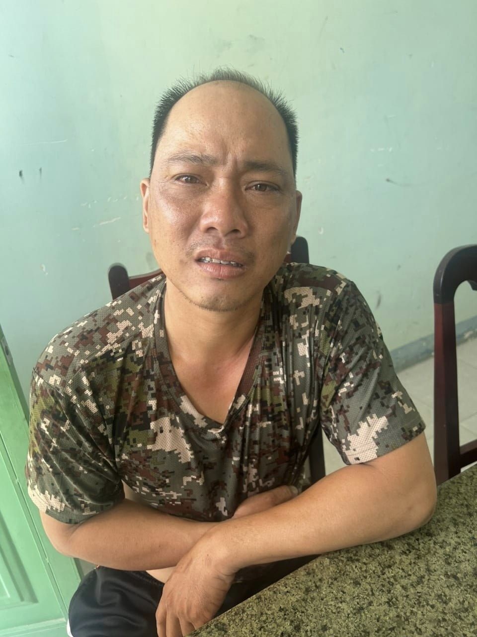 Đối tượng Hồ Ngọc Thái tại cơ quan công an. (Ảnh: CANT)
