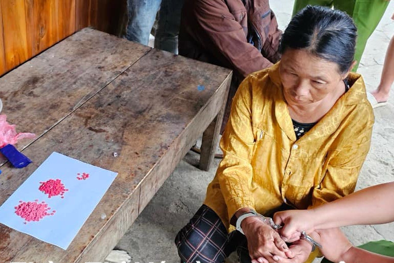 Đối tượng Thào Thị Vá cùng tang vật phạm tội