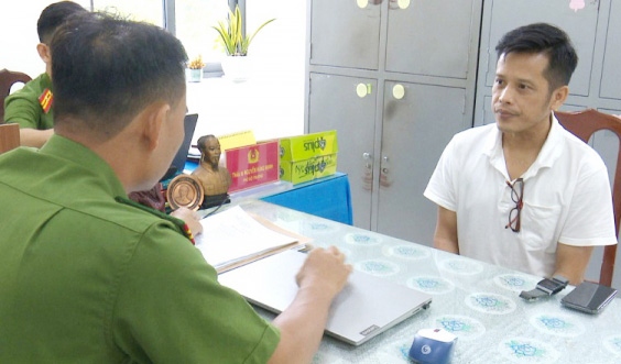 Đối tượng Võ Thành Đoạt tại cơ quan Công an (Ảnh: Công an Bạc Liêu)