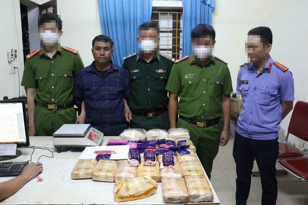 Đối tượng Xayyasone Xay cùng số tang vật tại Cơ quan Công an.