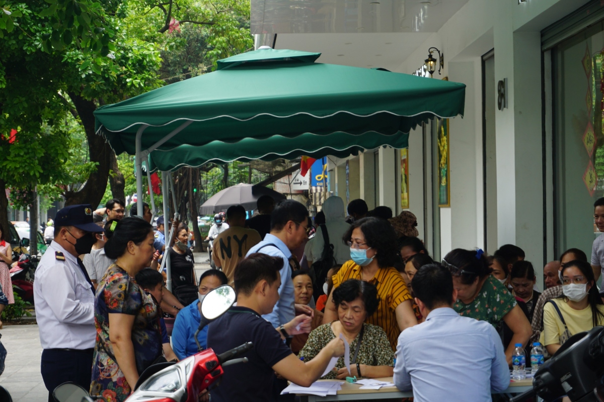 Người dân xếp hàng trước cửa hàng bán vàng bình ổn giá của ngân hàng Viettinbank 81 phố Huế sáng 7/6