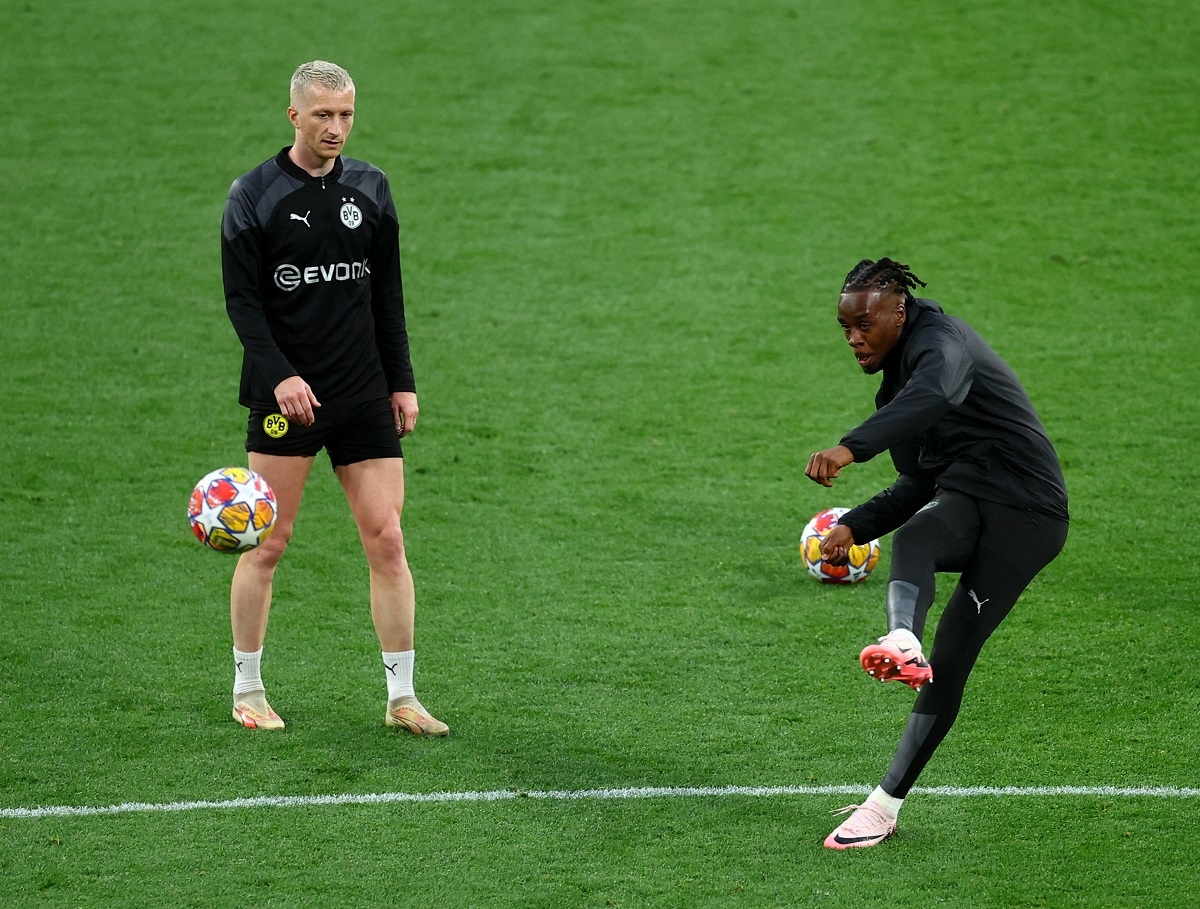 Các cầu thủ Dortmund trong buổi tập trước trận đấu. (Ảnh: Reuters). 