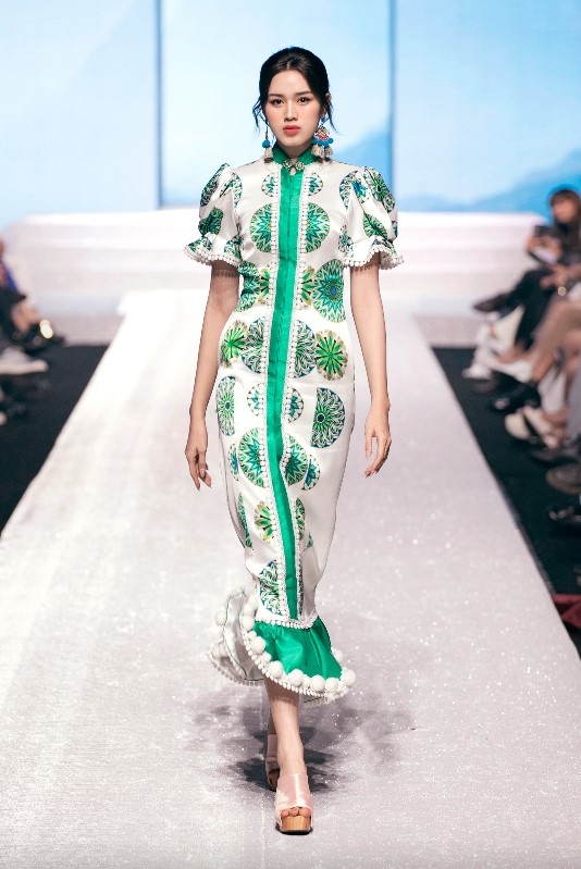 Do Thi Ha, a Top 13 finisher at Miss World 2021, is the first face to appear in the show by designer Thuy Nguyen.