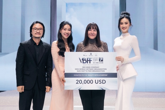 The VBFF this year calls over VND500 million to support activities of the Miss World Organization. Photographed is Julia Morley, president of Miss World Organization (second from right), who comes to receive the special gift from the VBFF’s organizers.
