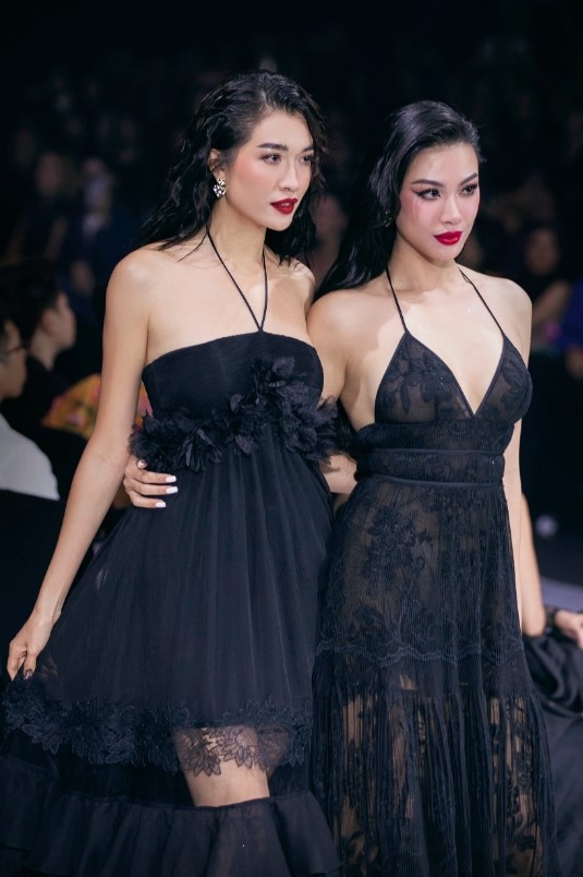 He co-performs alongside Miss World Vietnam 2023 Huynh Tran Y Nhi.