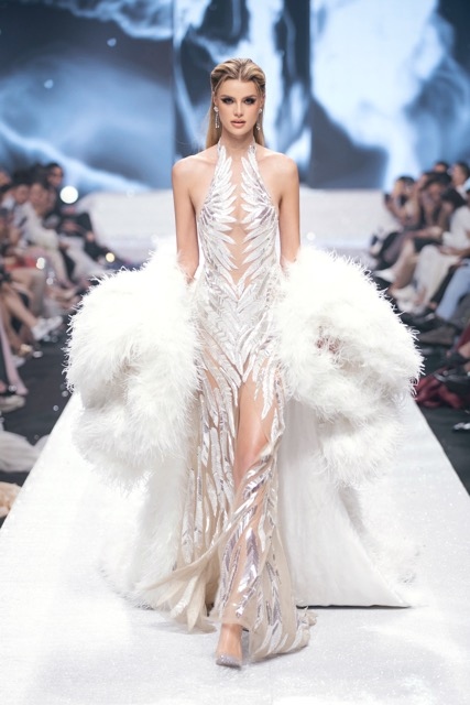 Krystyna Pyszková appears graceful in an outfit by local designer Le Thanh Hoa.