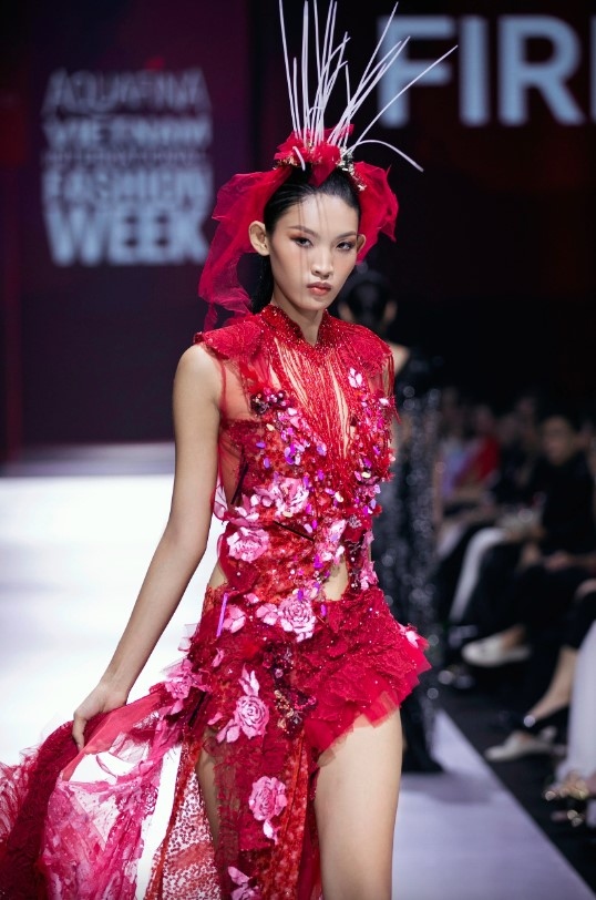 The Czech beauty is 25 years old and stands at 1.81 metres tall. She is the second Czech woman to have won Miss World. This is her first visit to Vietnam after being awarded the Miss World 2023 title on March 9.