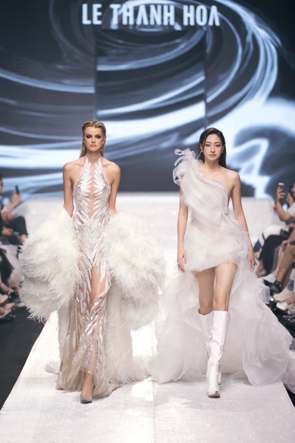 A co-performance between Krystyna Pyszková and Luong Thuy Linh, a Top 12 finisher at Miss World 2019, impresses local audiences.