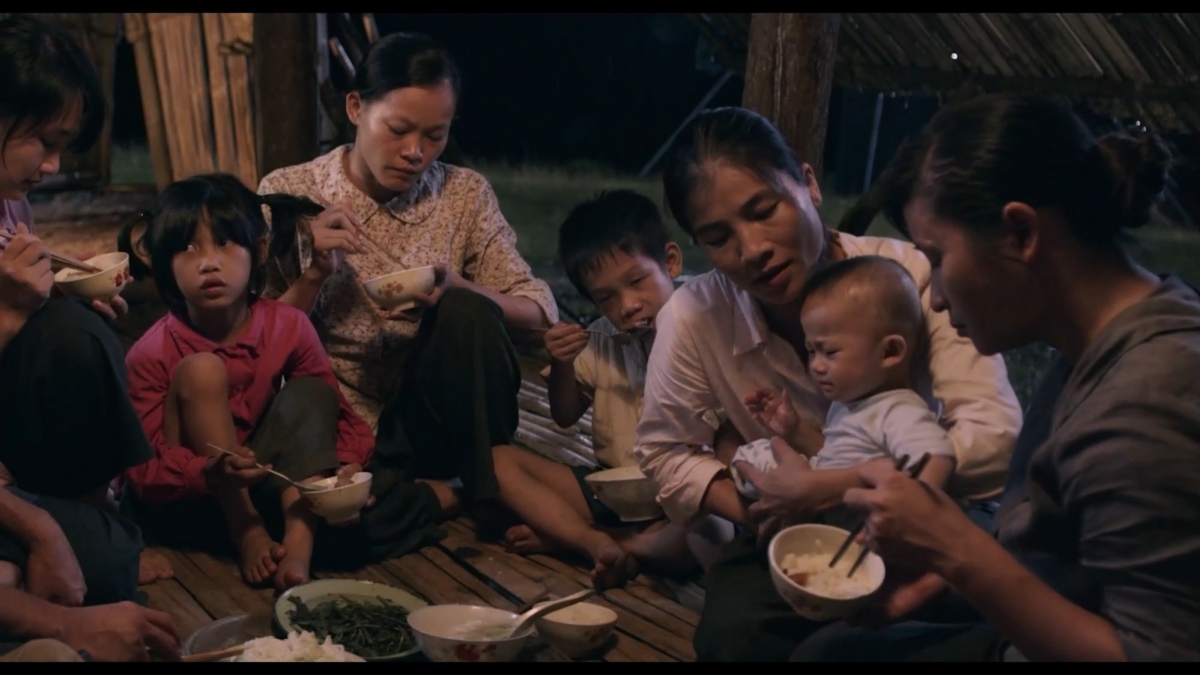 Gia Bảo (áo hồng) bị bỏ rơi từ khi mới sinh.