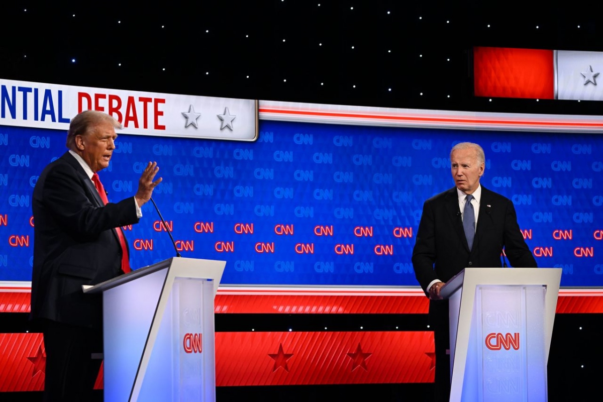 Cựu Tổng thống Donald Trump (trái) và Tổng thống Joe Biden (phải) trong cuộc tranh luận. Ảnh: CNN