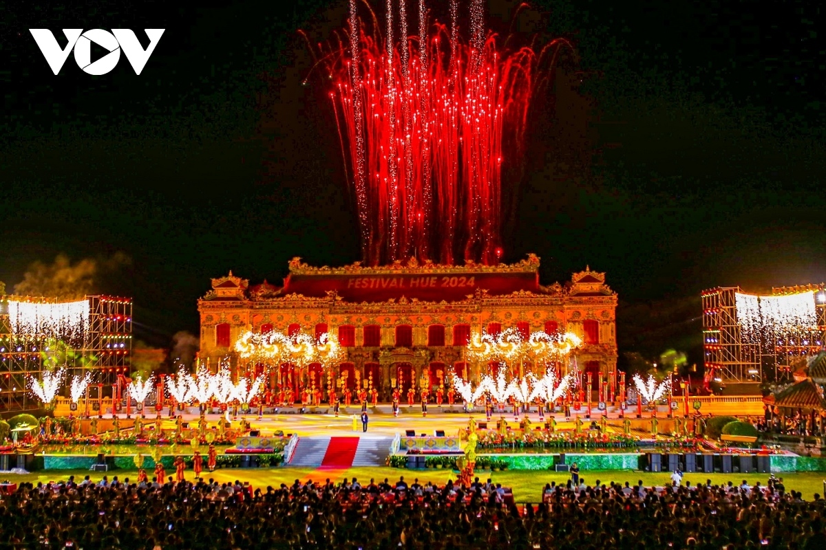 The closing ceremony marked by a spetacular fireworks display features the magical ancient capital of Hue through the convergence of music, lighting, and images.