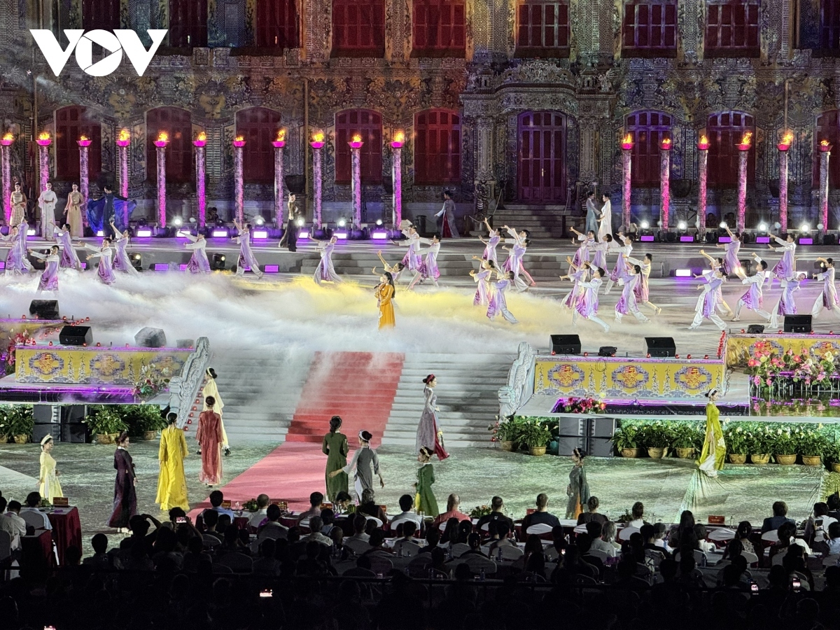 Fashion shows of Ao Dai (traditional long dress of Vietnamese women) are held as part of the event.