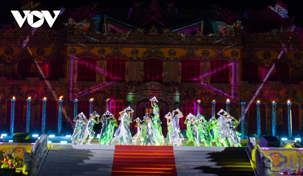 Performances put on by artists from the Hue Art Theater during the closing night
