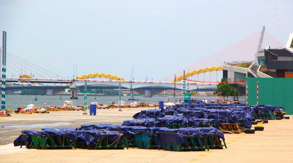 Competiting teams gather fireworks boxes at the firing site along the Han River bank.