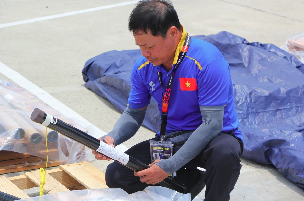 The leader of the Vietnamese team carefully checks equipment upon arrival.