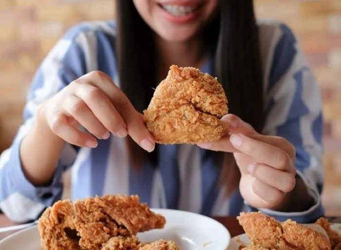 Không nên ăn gà rán quá 1-2 lần/tuần để đảm bảo sức khỏe. Ảnh: Eat This Not That