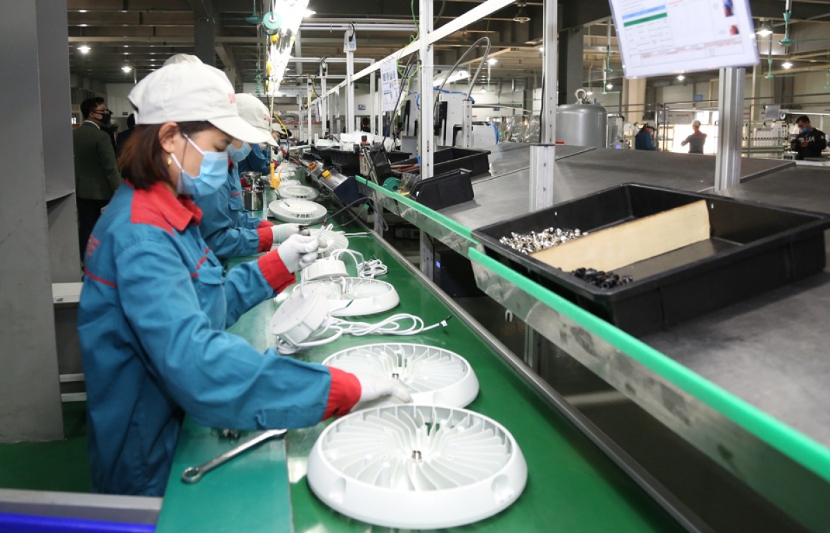Nhiều ý kiến cho rằng, giảm giờ làm trong bối cảnh hiện tại là chưa phù hợp