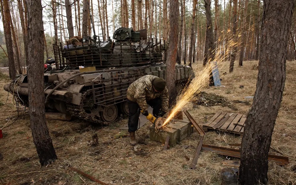 Lính thợ Ukraine gắn giáp lồng lên xe tăng T-64 của Ukraine. Ảnh: Global Images Ukraine.