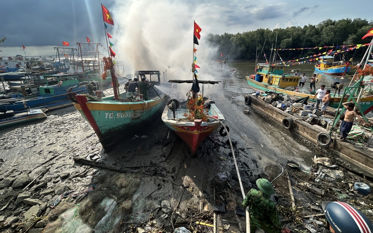 Lực lượng chức năng đã kịp thời kéo sơ tán các tàu thuyền xung quanh, hạn chế thấp nhất cháy lan. (Ảnh: BĐBP)