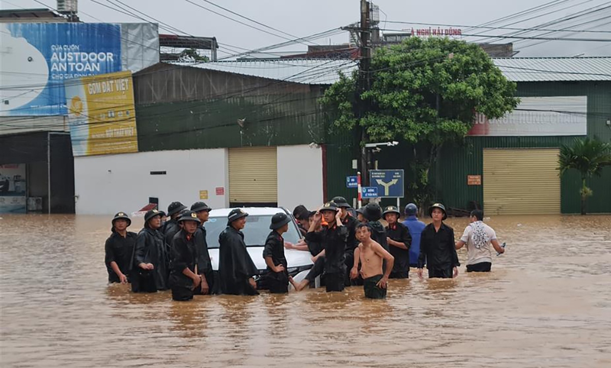 Major roads from Ha Giang City to Dong Van and Meo Vac districts are cut off, leaving some tourists and local residents stranded in the Meo Vac District.