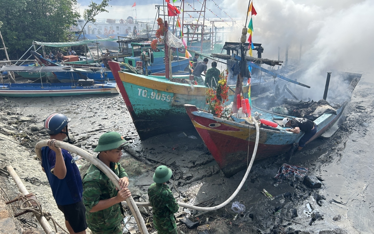 Vụ cháy đã thiêu rụi hoàn toàn phần ca bin và khoang máy cùng ngư lưới cụ của 2 tàu, một chiếc tàu khác bị cháy phần đuôi. (Ảnh: BĐBP)