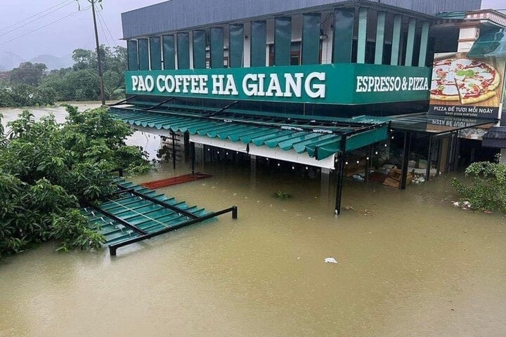 The rainwater levels measured from 19:00 on June 9 to 9:00 on June 10 in Thuong Son commune of Vi Xuyen district was 320mm while it was 279mm in Quang Ngan commune.