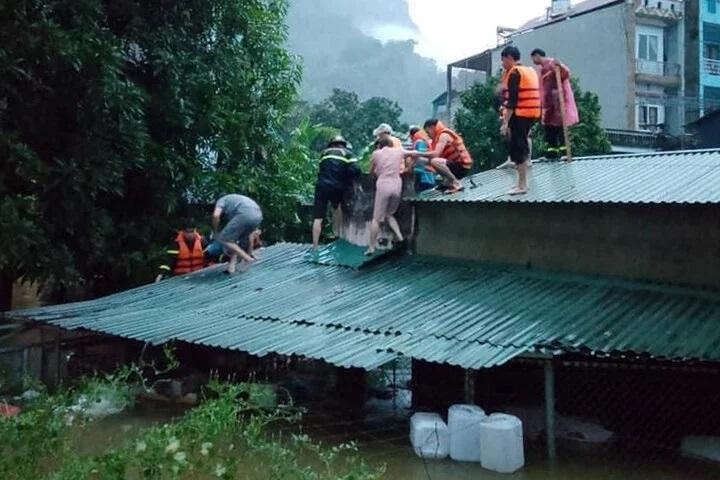According to preliminary statistics, 350 houses are submerged in Ha Giang City, 4 houses are inundated in Hoang Su Phi district while three are totally collapsed in Xin Man and Vi Xuyen districts. Moreover, 0.12 hectares of rice fields are damaged by the landslips in Ta Su Choong commune, while flooding also submerges dozens of fields of crops in Ha Giang City.