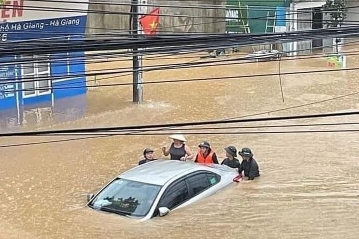 In two communes of Thuan Hoa and Thanh Thuy in Vi Xuyen District, two local bridges are washed away by the floods.