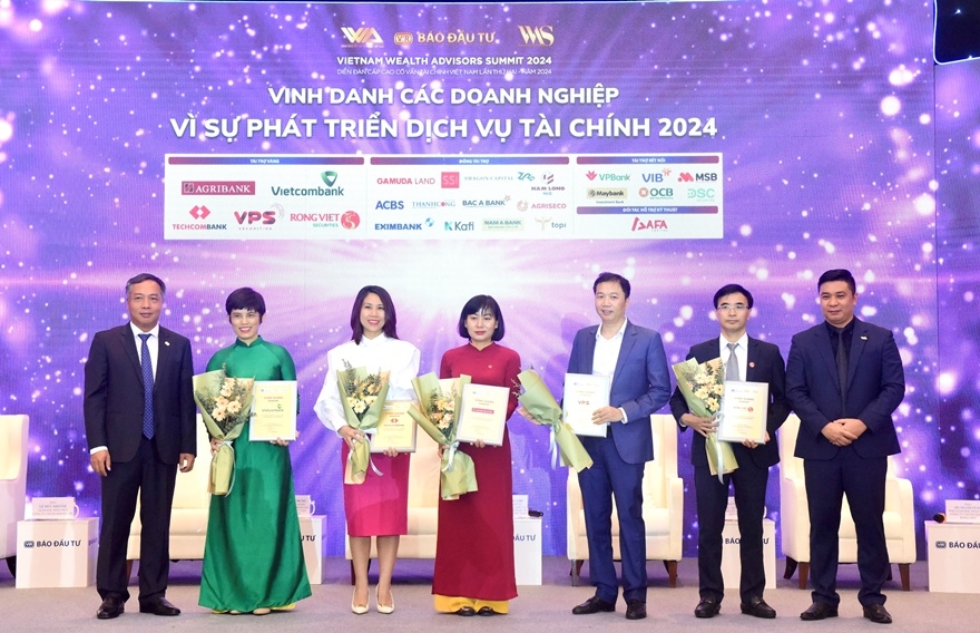 Bà Nguyễn Thị Minh Hạnh, Phó Trưởng Ban Kế hoạch chiến lược (thứ 4 từ trái qua) - Đại diện Agribank nhận vinh danh Doanh nghiệp Vì sự phát triển dịch vụ tài chính năm 2024