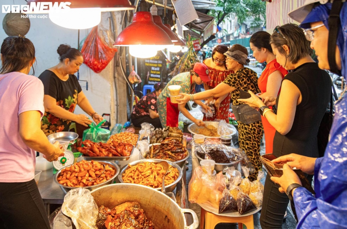 It’s traditionally said the fifth lunar month is the time for seasonal transition from spring to summer, with the climate typically being conducive to the resurgence of insects and diseases. The fifth day of the fifth lunar month is observed as the day of launching a campaign to kill insects to protect crops and wipe out diseases to protect people’s health.