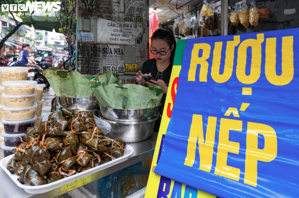 Among offerings to ancestors, Rượu nếp (fermented glutinous rice) is an indispensable dish. It’s believed that eating such rice can help kill worms and improve people’s health.