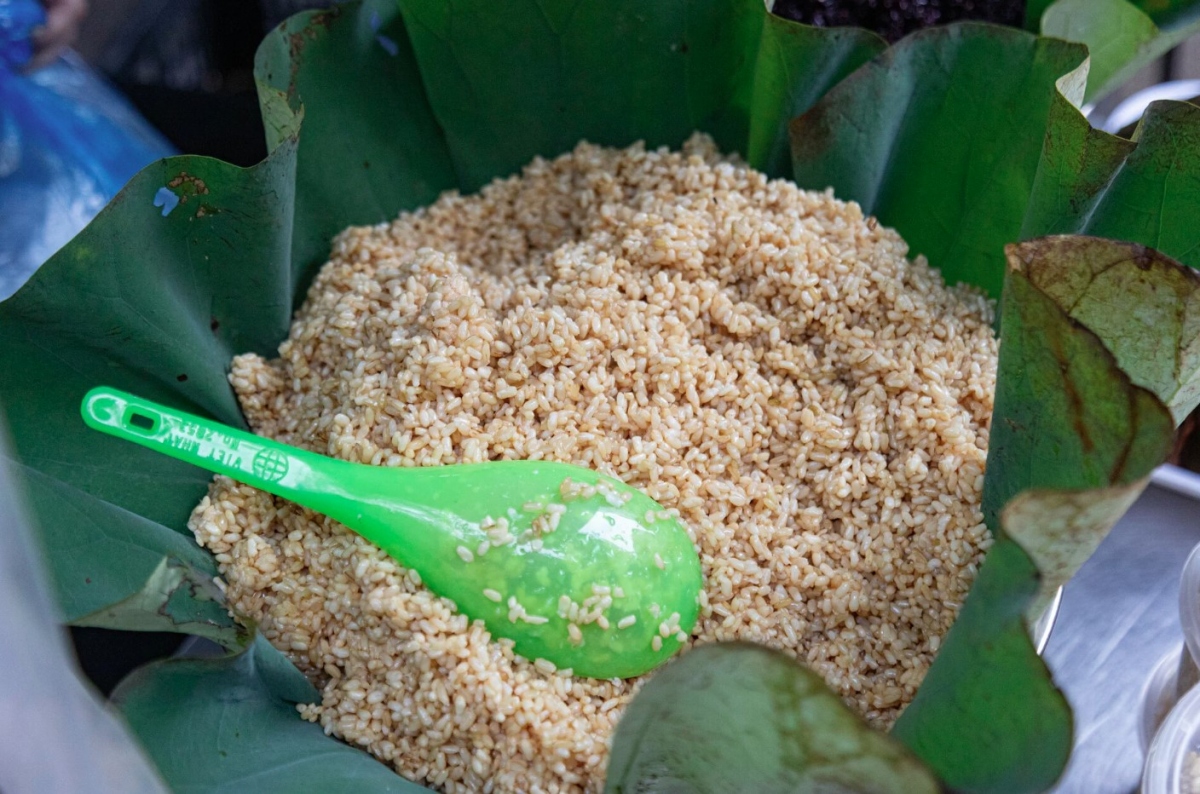 On average, a one-kilo package of fermented glutinous rice costs VND80,000-100,000.