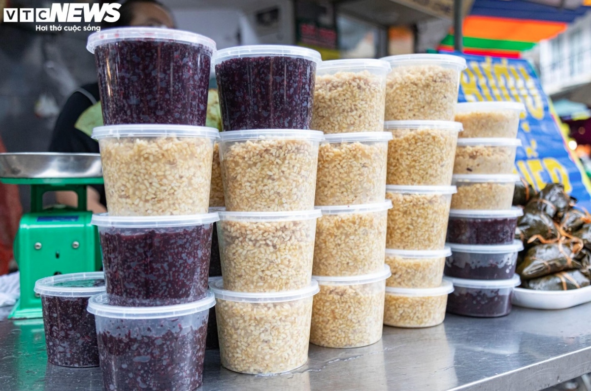 Fermented glutinous rice is commonly stored in plastic boxes, costing between VND25,000-50,000 each depending on sizes.