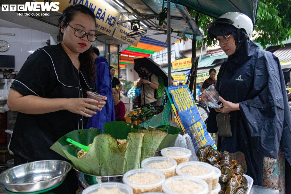 In the old days, Vietnamese people maintained the custom of eating sour fruit, glutinous rice wine and Tro cake as soon as they woke up, believing these things would eradicate diseases.