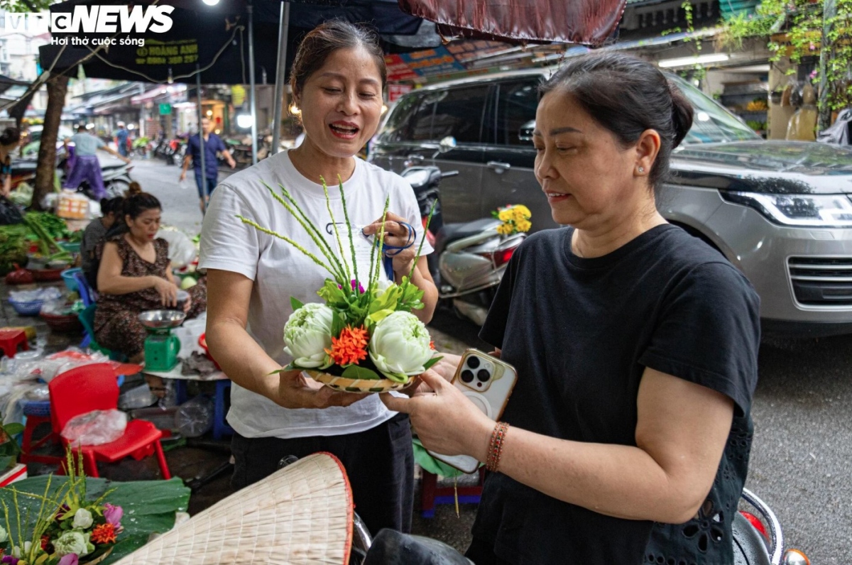 A tray of offerings to ancestors on this occasion often comprises flowers, fruits and fermented glutinous rice.