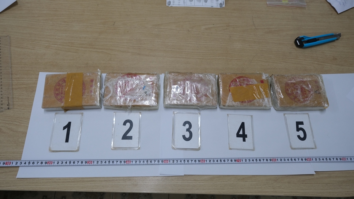 Tang vật thu giữ gồm 5 bánh heroin